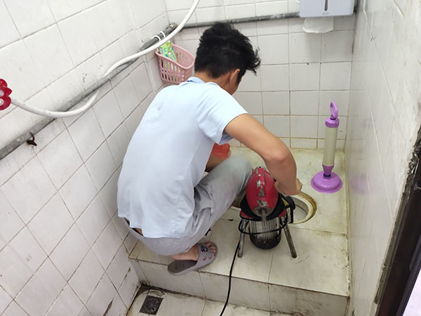 河东管道堵塞冒臭气 专业师傅现场解决问题