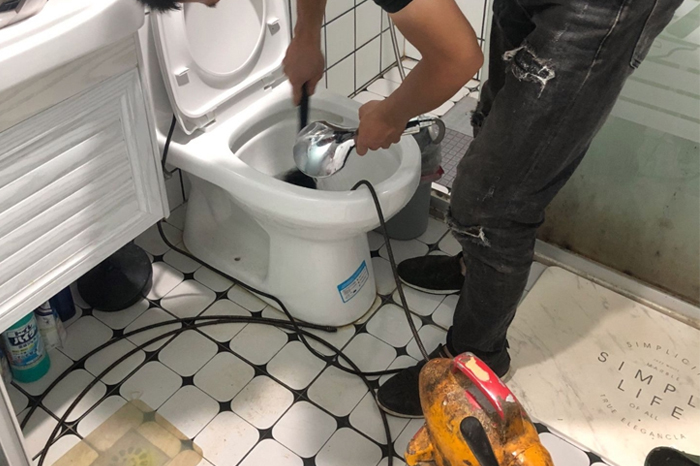 河东马桶堵塞自己疏通还是找师傅?专业上门服务让你省时更省心