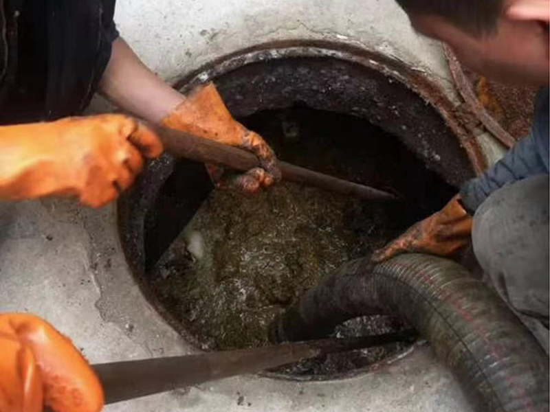 河东清理化粪池时如何避免沼气的危害?